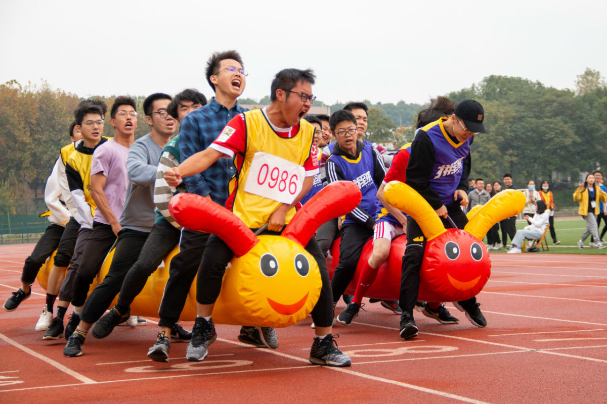 公共管理新2网址
师生在参加同舟共济项目(学通社记者 何鑫 摄)