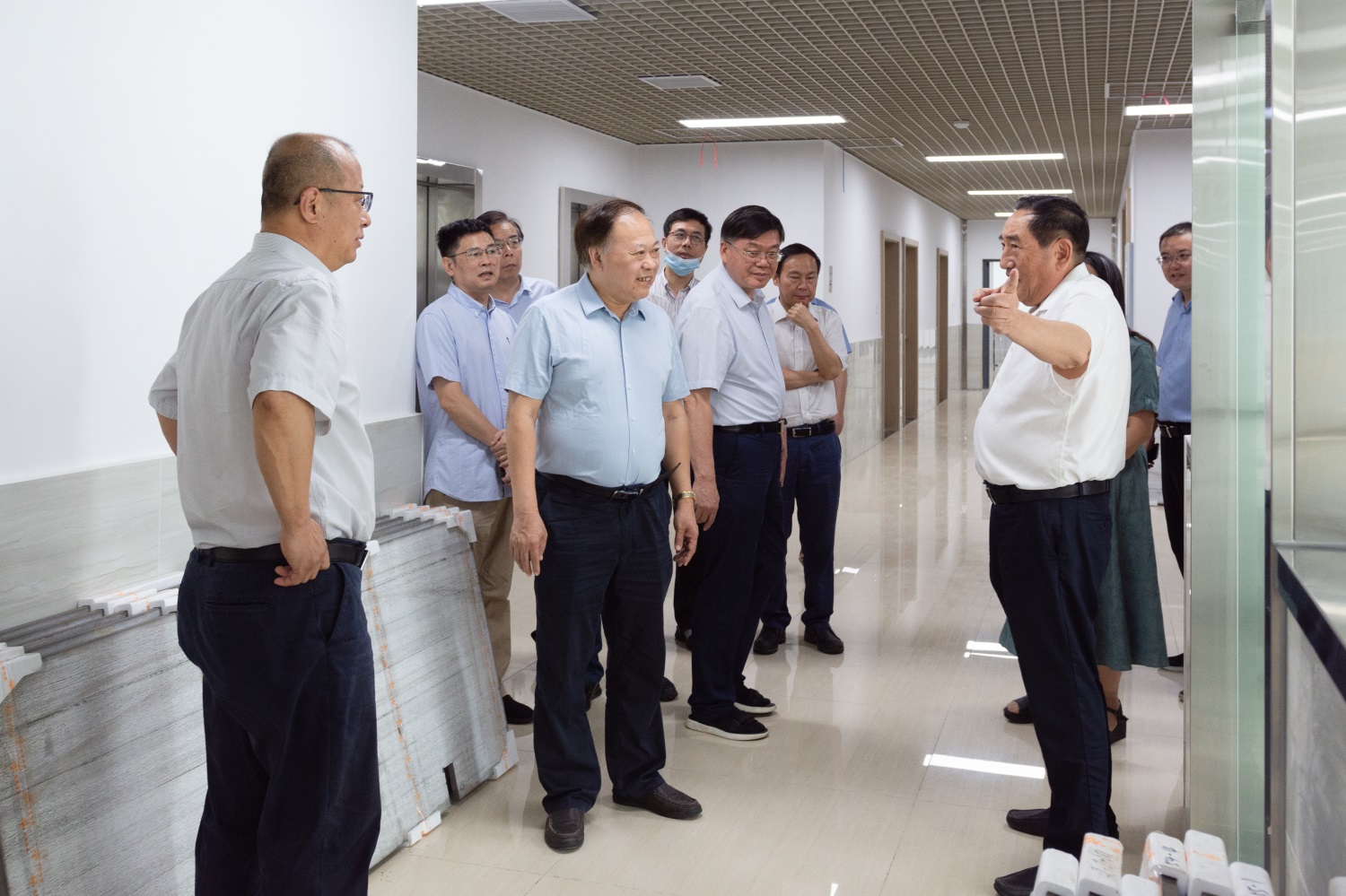 专家组现场考察中心大楼内部建设（记者 彭雨格 摄）