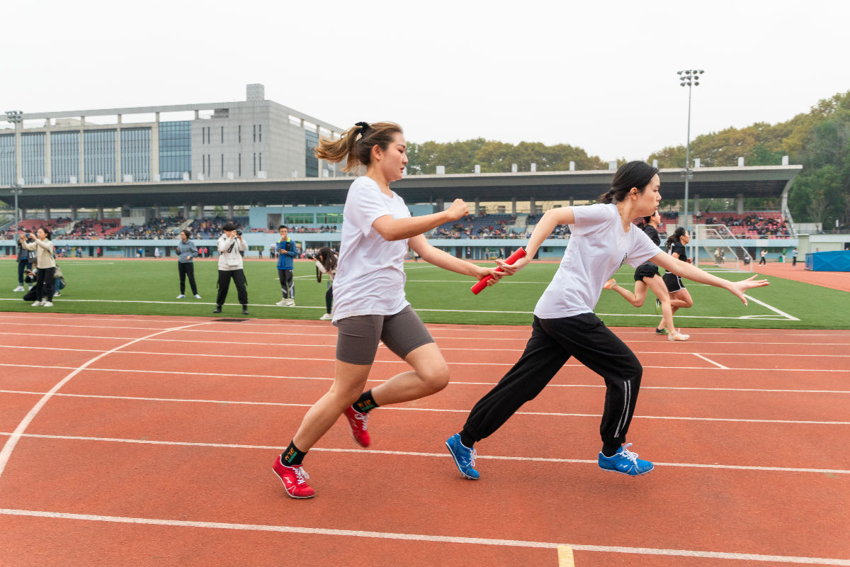 园艺林学新2网址
女子4×100米运动员交接棒（学通社记者 张紫雯 摄）